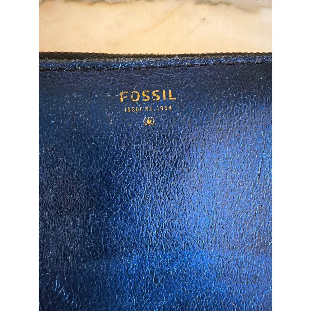 Fossil Wallet Blue Logan Zip Around Clutch Metallic Leather Wristlet Strap‎